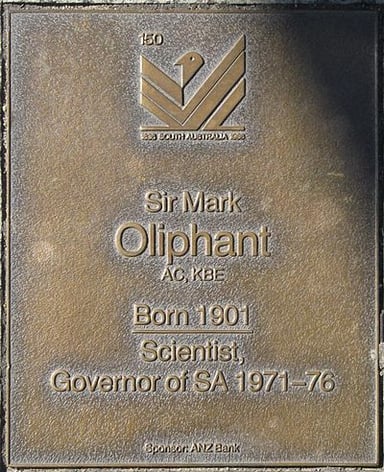 What major scientific instrument did Oliphant attempt to build at the University of Birmingham before World War II?