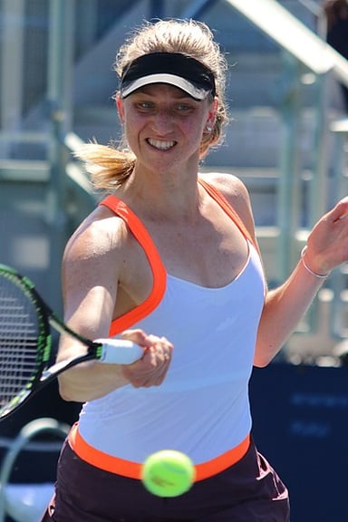 Which hand does Mona Barthel use for her forehand?