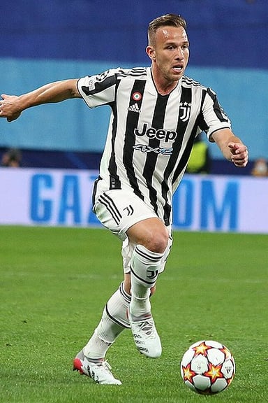 What major injury sidelined Arthur during the start of his Juventus career?
