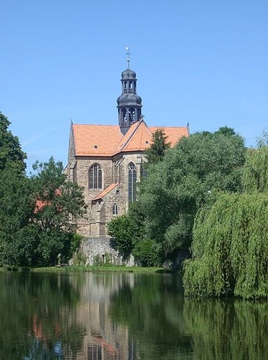 Which river flows through Hildesheim?