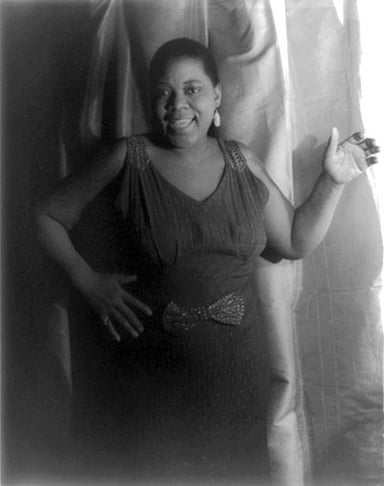Who did Bessie Smith sign her first major recording contract with?