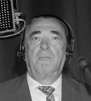 Which successful business did Robert Maxwell have to sell in 1989?