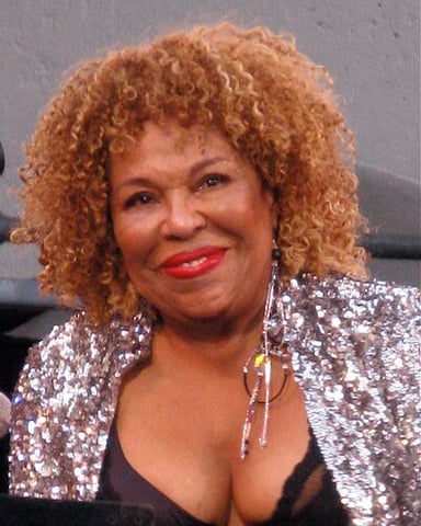 Which famous singer did Roberta Flack mentor in the early stages of her career?