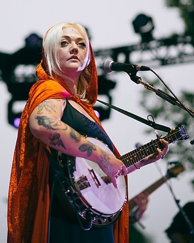 Which actress is Elle King related to?