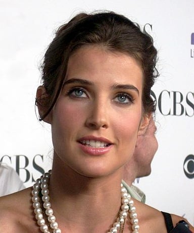 In which sitcom did Cobie Smulders play the role of Robin Scherbatsky?