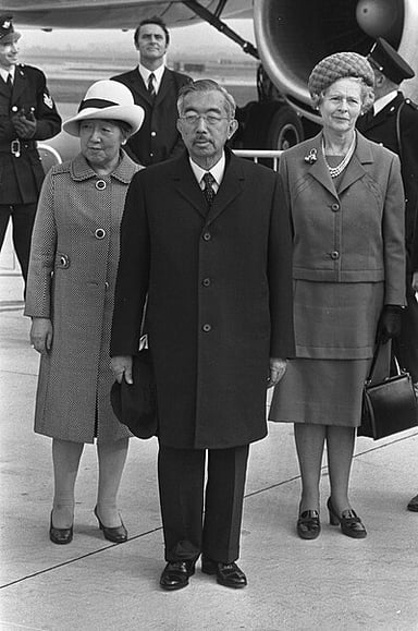Which award did Hirohito receive in 1942?