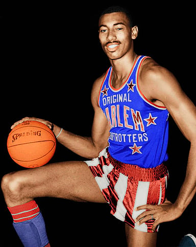 How many points did Wilt Chamberlain score in a single game, setting an NBA record?