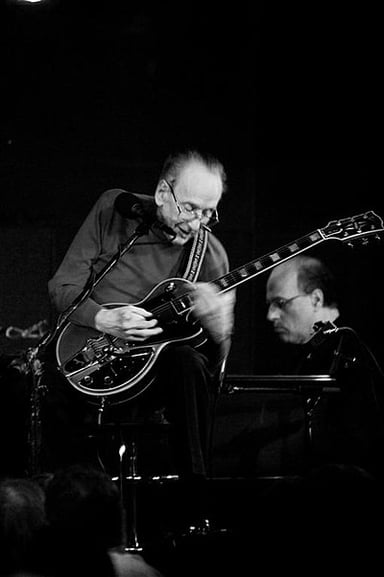 Which genre did Les Paul majorly play?
