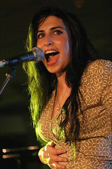Which award did Amy Winehouse receive in 2008?