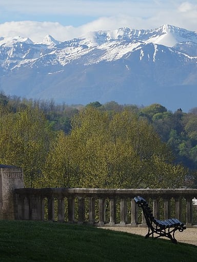 Which mountain range can be seen from Pau?