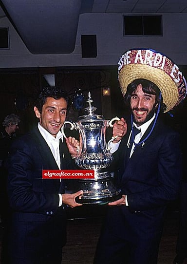 Which club did Ardiles become a cult hero at?