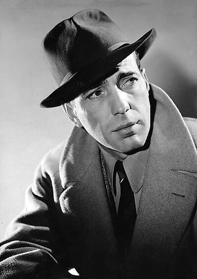 What was the age difference between Humphrey Bogart and Lauren Bacall when they fell in love?