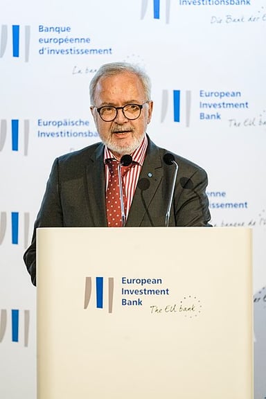 How did the EIB respond to the 2008 financial crash and the COVID-19 pandemic?