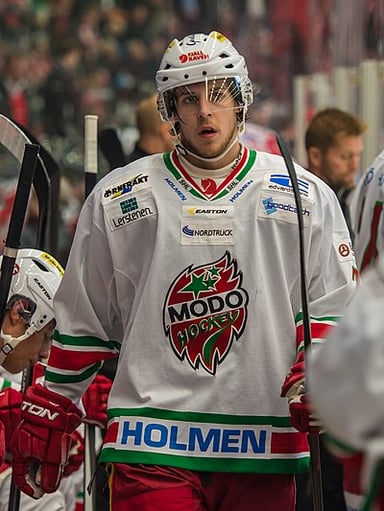 From what age group did Mario Kempe start his professional career?