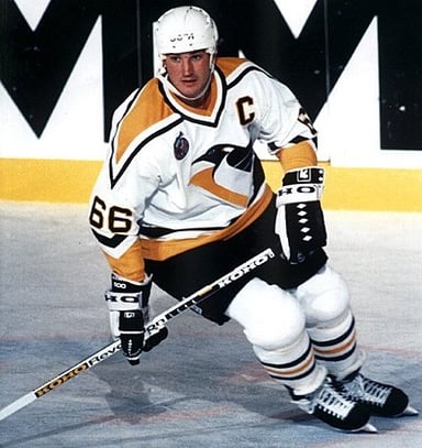 Mario Lemieux scored a goal in how many different game situations in a single game?
