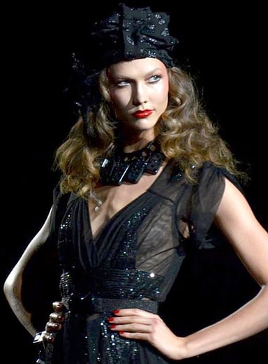 Which year did Kloss leave her role as a Victoria's Secret Angel?
