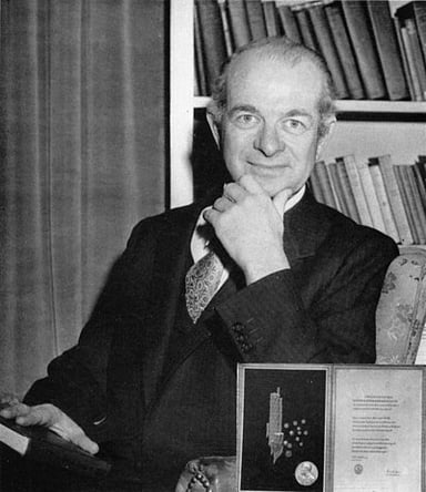 What is Linus Pauling's middle name?