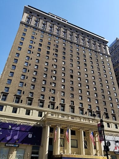 How many guestrooms did Hotel Pennsylvania originally have?