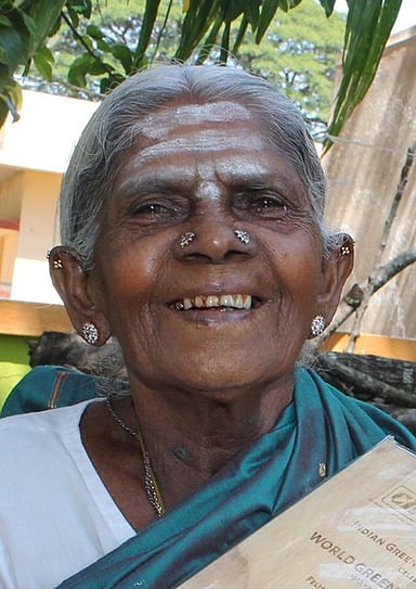 What type of trees is Saalumarada Thimmakka known for planting?
