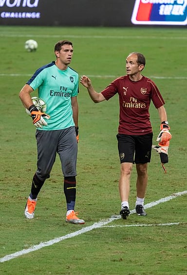 Which youth ranks did Emiliano Martínez train at before moving to Arsenal?