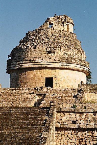 What is the primary architectural style found in Chichen Itza?