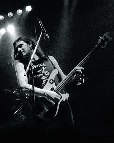 How did Lemmy primarily play his bass?