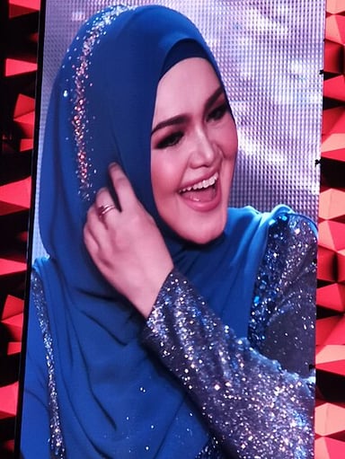 What is the total number of local and international awards Siti Nurhaliza has won?