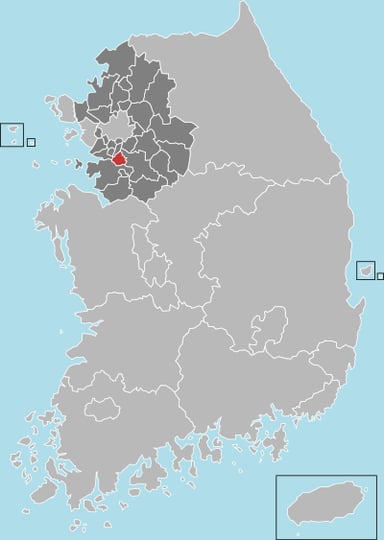 Which football team is owned by Samsung and based in Suwon?