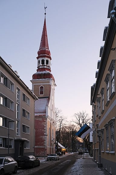 Which architectural style is prominent in Pärnu?