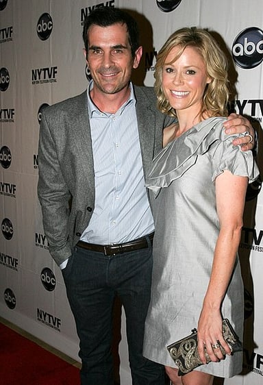 Julie Bowen starred in which NBC comedy series from 2000 to 2004?