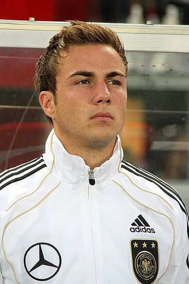 Which football club did Mario Götze play for between 2009 and 2013?
