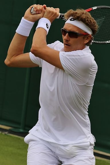 Which hand does Istomin use to play?