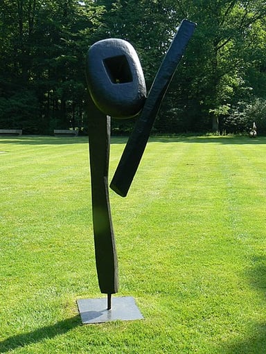What style of art is Isamu Noguchi most known for?