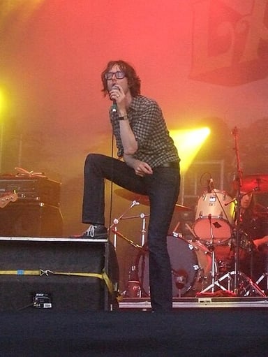 What unusual object did Jarvis share the stage with at Glastonbury'95?