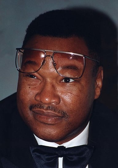 Who did Larry Holmes fight in 1997 during one of his comeback attempts?