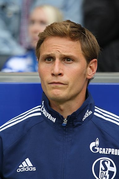 How many appearances did Höwedes make for Schalke 04 in all competitions?