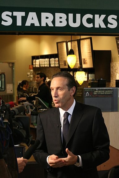 What major event prompted Schultz to return as Starbucks CEO in 2008?