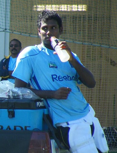 What is the batting style of Angelo Mathews?