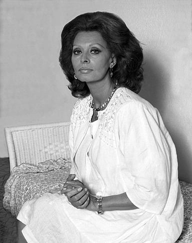 What is the name of the award Sophia Loren received from the Golden Globes for her lifetime achievements?