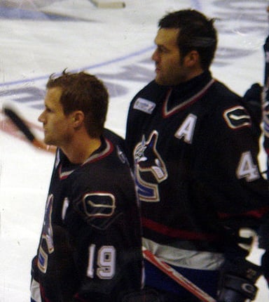 How many seasons did Näslund serve as captain of the Canucks?