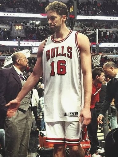 Which number did [url class="tippy_vc" href="#579189"]Pau Gasol[/url] have while playing for Chicago Bulls?