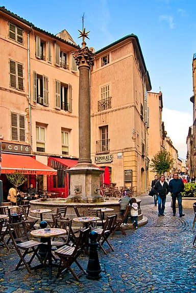 What is the approximate population of Aix-en-Provence?