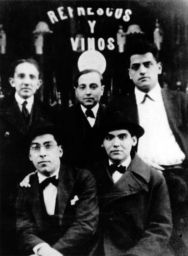 Which famous surrealist painter was a close friend of Luis Buñuel?