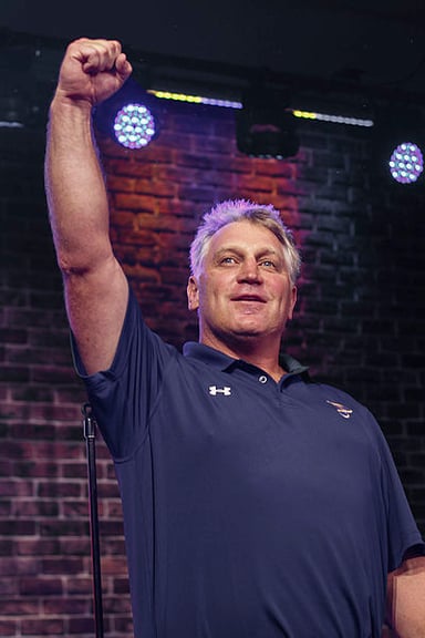 In which year did the St. Louis Blues retire Brett Hull's jersey number?