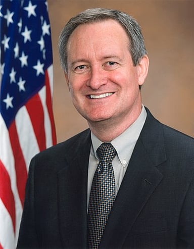 What state does Mike Crapo represent as a senator?
