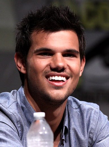 In which comedy series did Taylor Lautner begin his acting career?