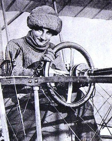 What was Raymonde de Laroche's original profession before becoming a pilot?