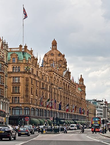 In what year did Harrods become a founding member of the International Association of Department Stores?