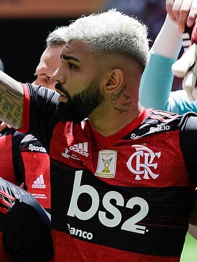 Which jersey number is often associated with Gabigol at Flamengo?