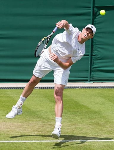 Querrey’s playing style is known for his..?